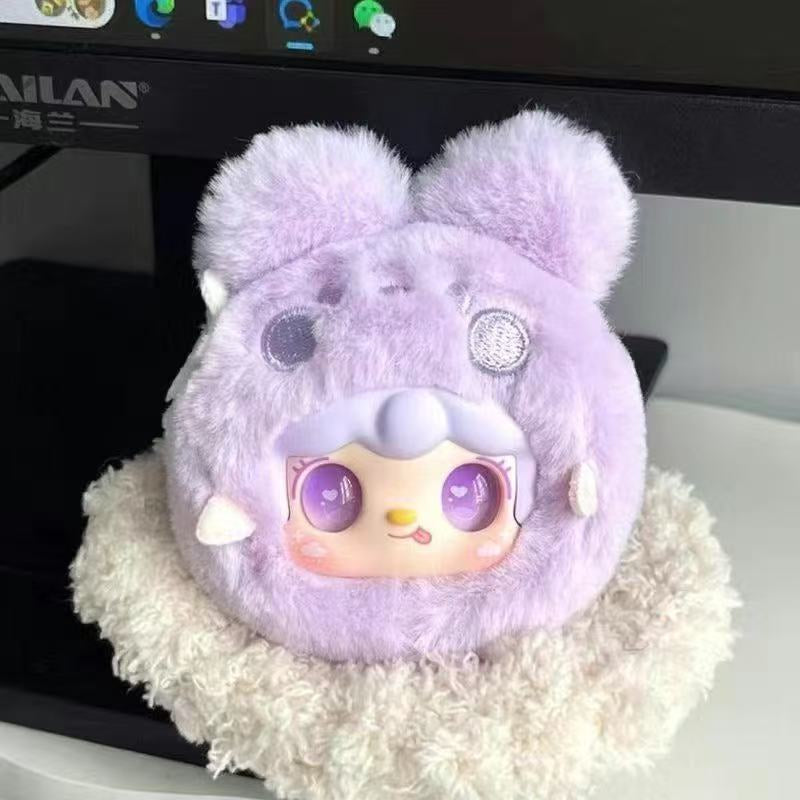 Zoom sur le visage en vinyle et les yeux en verre de la peluche lapin Yooki Cutely Rabbit violette.