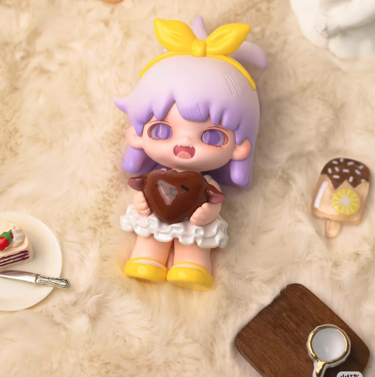Photo stylisée dans un décor gourmand de la figurine mystère Yobu It's A Bit Sweet pour la vitrine du site Junkopop